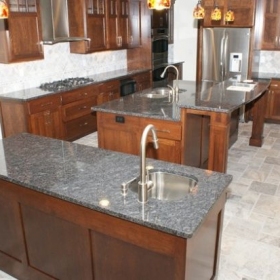 Kjøkken benkeplate og kjøkkenøy i granitt Silver Pearl