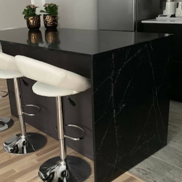 Kitchen island made of black quartz Nero Eclipse